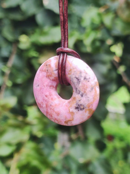 Cobalt Calcit Kobaltcalcit Schutz Donut Edelstein Kette pink rosa Natur Heilstein Rarität Frau Geschenk Sammler Energie Kraft Ruhe Glück - Art of Nature Berlin