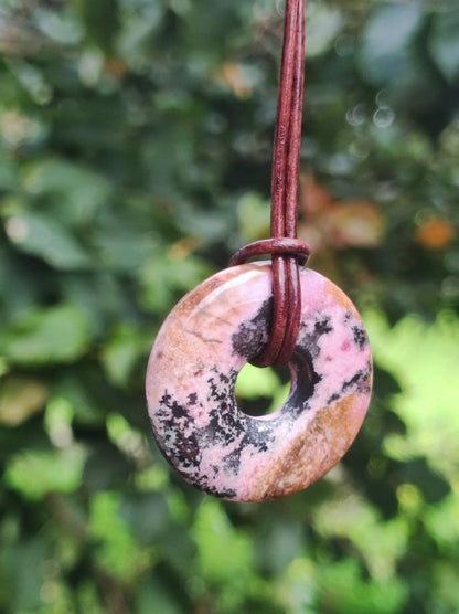 Cobalt Calcit Kobaltcalcit Schutz Donut Edelstein Kette pink rosa Natur Heilstein Rarität Frau Geschenk Sammler Energie Kraft Ruhe Glück - Art of Nature Berlin