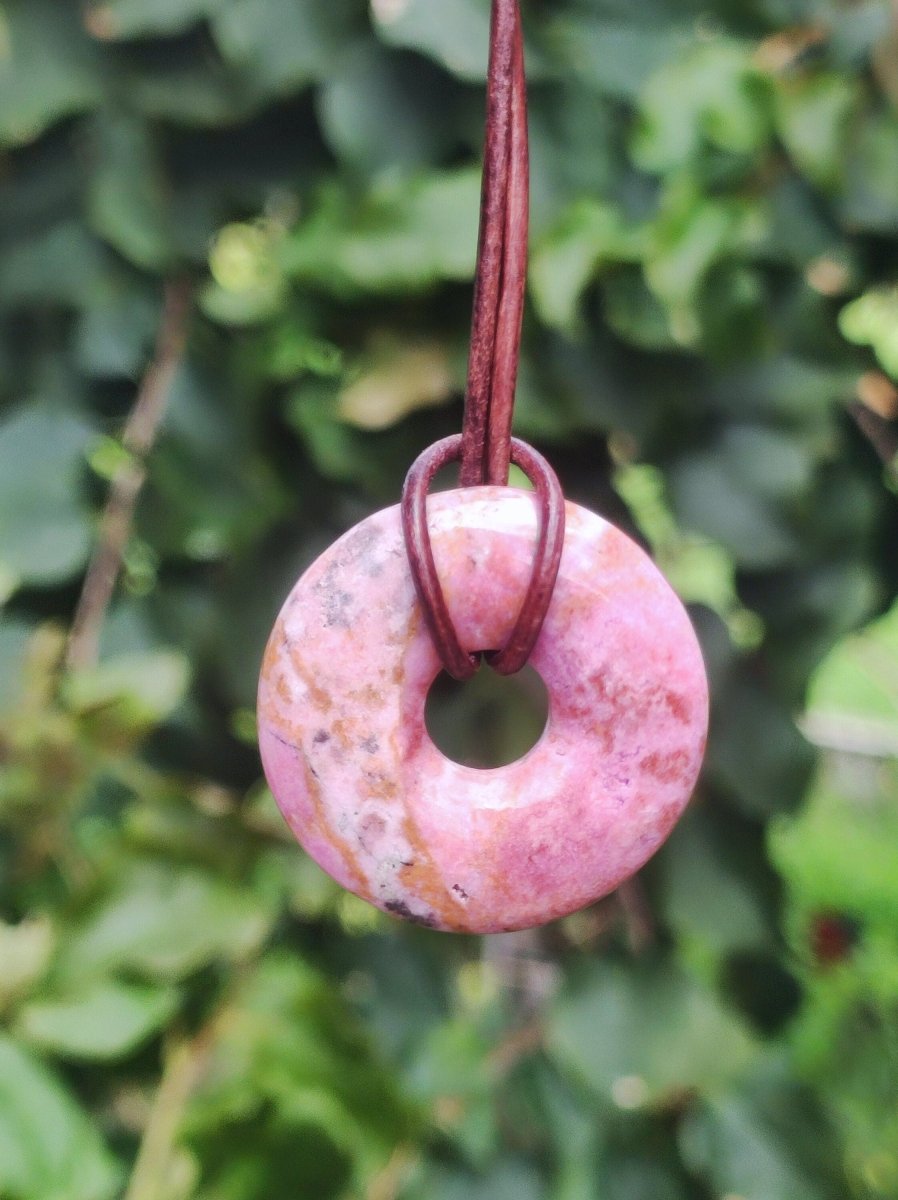 Cobalt Calcit Kobaltcalcit Schutz Donut Edelstein Kette pink rosa Natur Heilstein Rarität Frau Geschenk Sammler Energie Kraft Ruhe Glück - Art of Nature Berlin