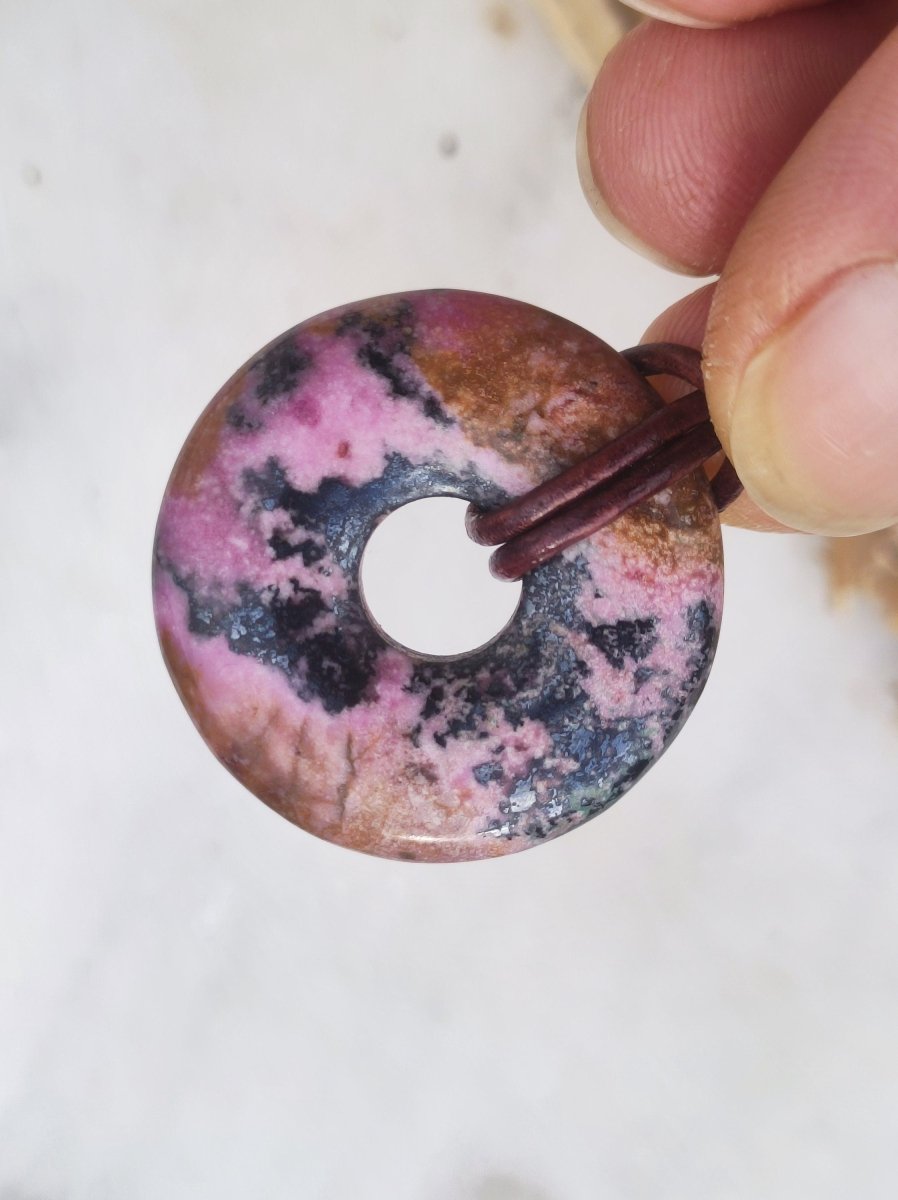 Cobalt Calcit Kobaltcalcit Schutz Donut Edelstein Kette pink rosa Natur Heilstein Rarität Frau Geschenk Sammler Energie Kraft Ruhe Glück - Art of Nature Berlin