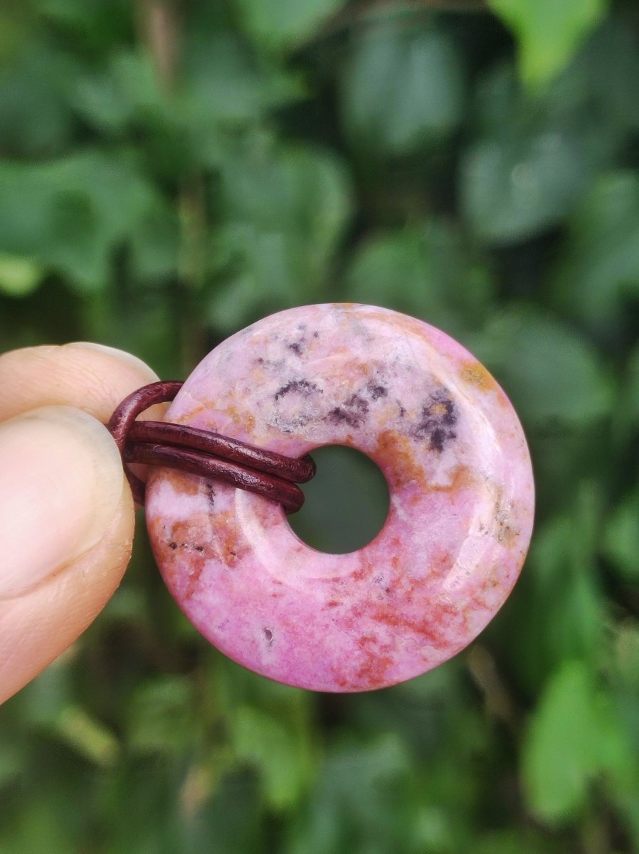 Cobalt Calcit Kobaltcalcit Schutz Donut Edelstein Kette pink rosa Natur Heilstein Rarität Frau Geschenk Sammler Energie Kraft Ruhe Glück - Art of Nature Berlin