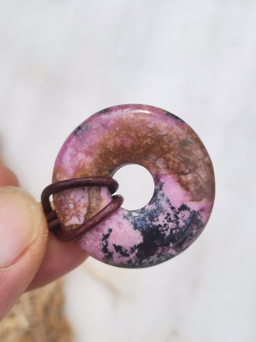 Cobalt Calcit Kobaltcalcit Schutz Donut Edelstein Kette pink rosa Natur Heilstein Rarität Frau Geschenk Sammler Energie Kraft Ruhe Glück - Art of Nature Berlin