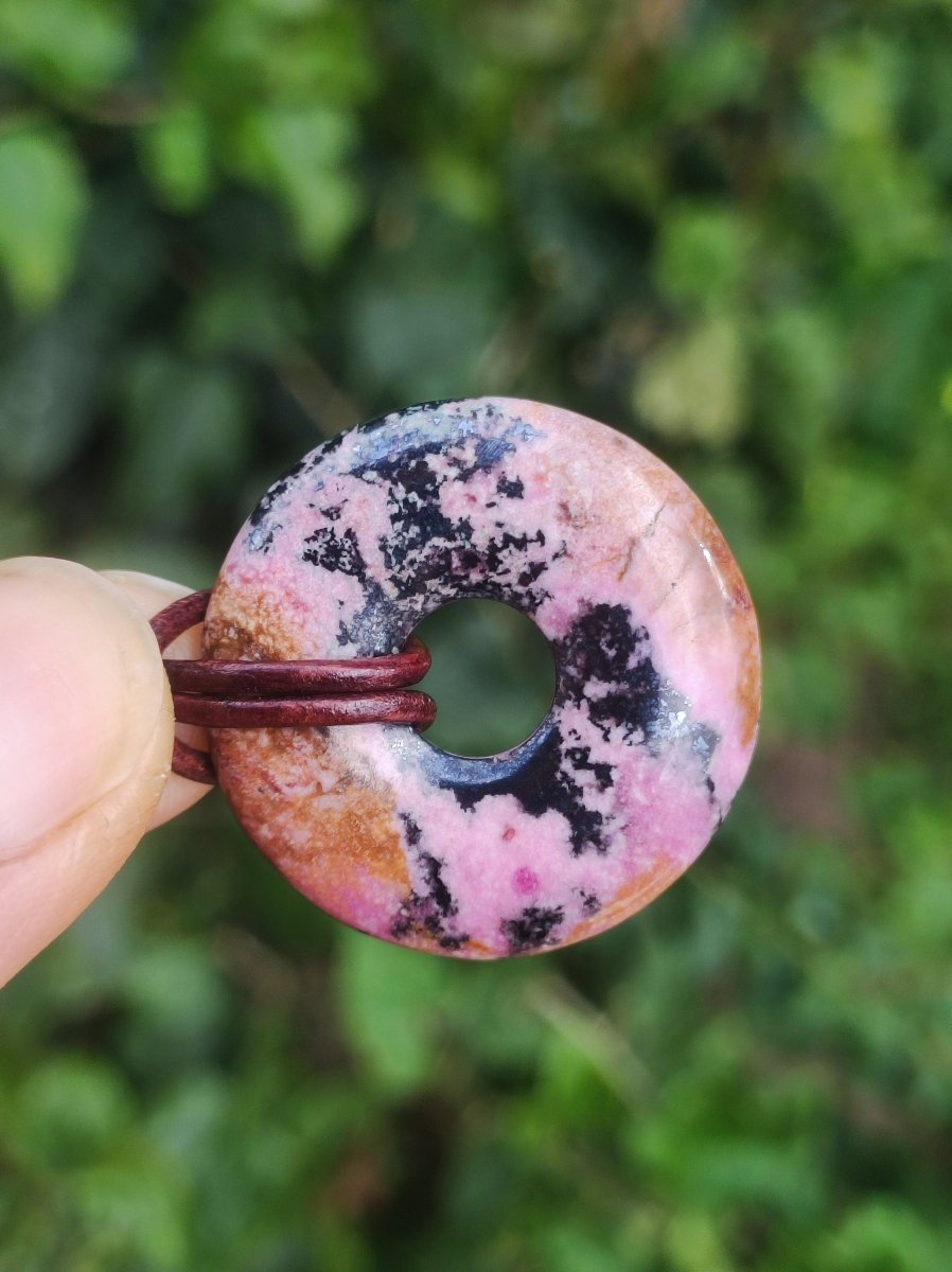 Cobalt Calcit Kobaltcalcit Schutz Donut Edelstein Kette pink rosa Natur Heilstein Rarität Frau Geschenk Sammler Energie Kraft Ruhe Glück - Art of Nature Berlin