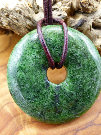 Diopsid ~ Schutzdonut ~ Edelstein Kette ~HIPPIE ~GOA ~Boho ~Tibet ~Ethno ~Nature ~Donut ~Schutzsymbol ~Heilstein ~Rarität - Art of Nature Berlin