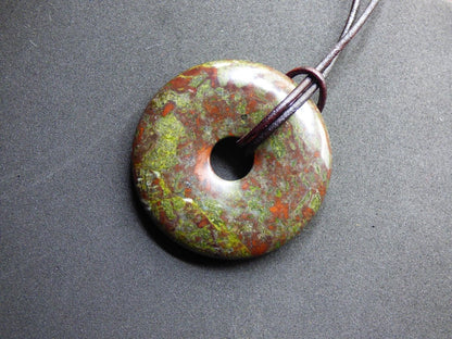 Drachenblut / Drachenjaspis / Epidot Quarz ~ Edelstein Kette ~HIPPIE ~GOA ~Boho ~Tibet ~Ethno ~Nature ~Donut ~Schutzsymbol ~Heilstein - Art of Nature Berlin