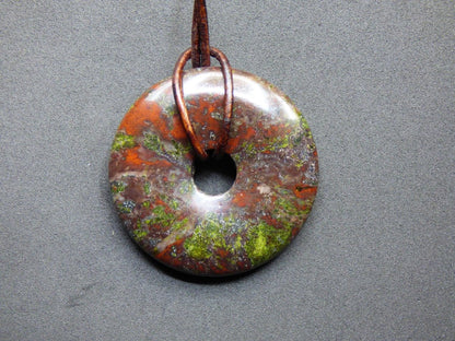 Drachenblut / Drachenjaspis / Epidot Quarz ~ Edelstein Kette ~HIPPIE ~GOA ~Boho ~Tibet ~Ethno ~Nature ~Donut ~Schutzsymbol ~Heilstein - Art of Nature Berlin