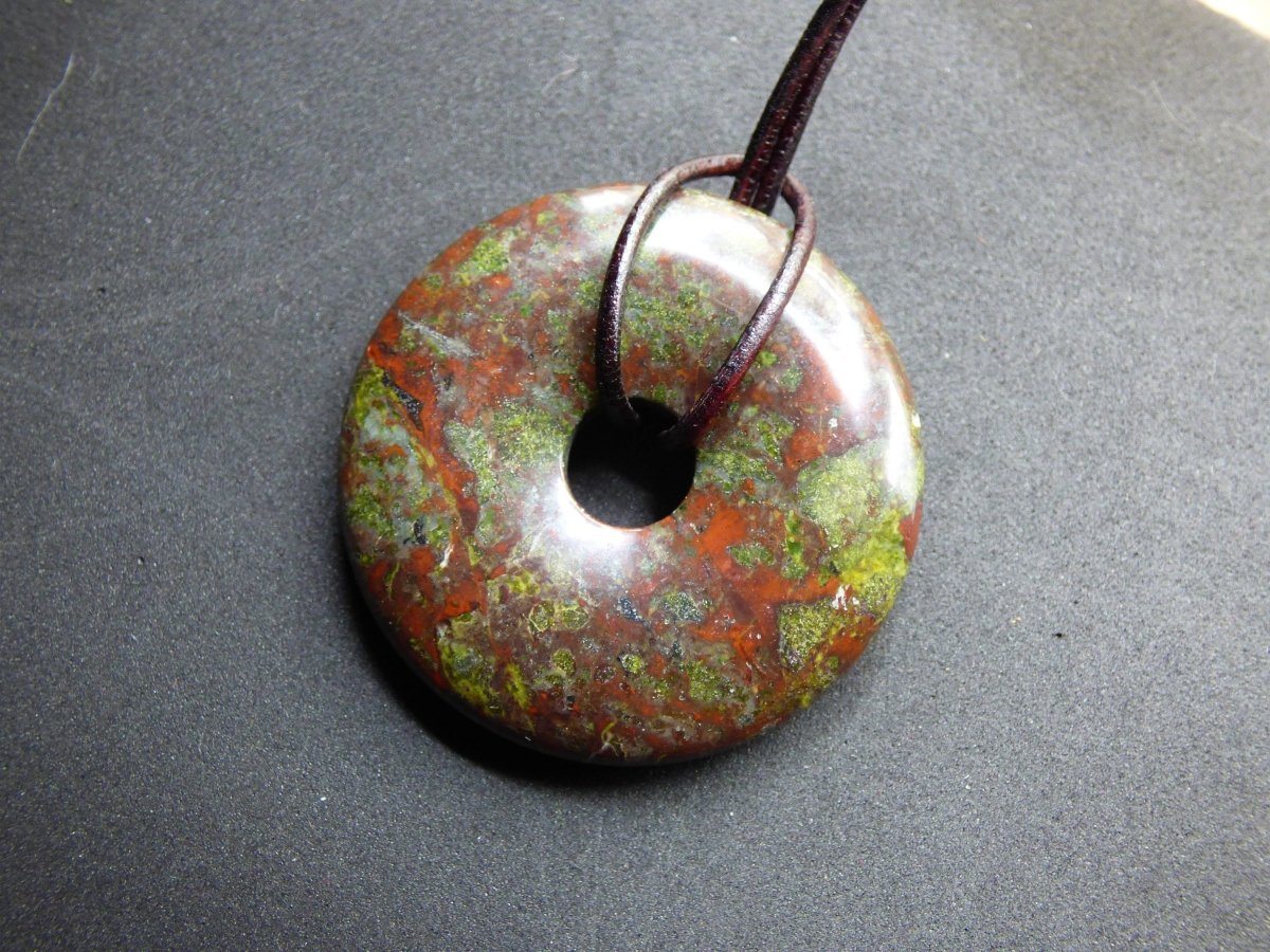 Drachenblut / Drachenjaspis / Epidot Quarz ~ Edelstein Kette ~HIPPIE ~GOA ~Boho ~Tibet ~Ethno ~Nature ~Donut ~Schutzsymbol ~Heilstein - Art of Nature Berlin