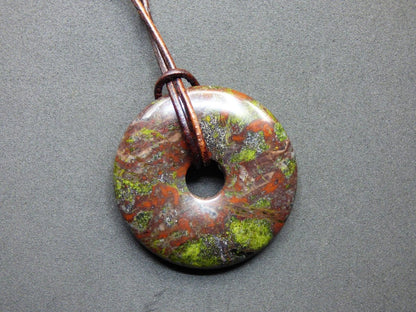 Drachenblut / Drachenjaspis / Epidot Quarz ~ Edelstein Kette ~HIPPIE ~GOA ~Boho ~Tibet ~Ethno ~Nature ~Donut ~Schutzsymbol ~Heilstein - Art of Nature Berlin