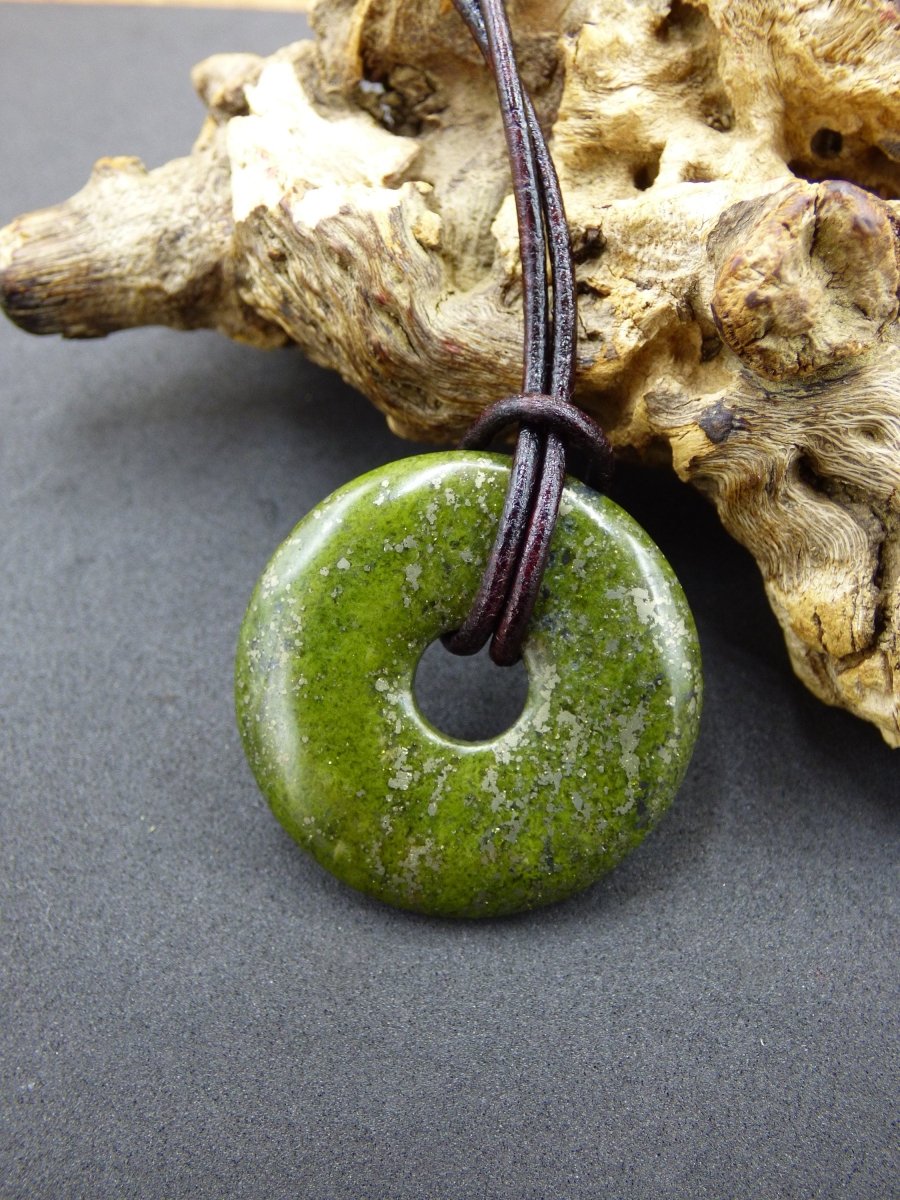 Epidot 30mm Donut ~ Edelstein Kette ~HIPPIE ~GOA ~Boho ~Tibet ~Ethno ~Nature ~Donut ~Schutzsymbol ~Heilstein - Art of Nature Berlin