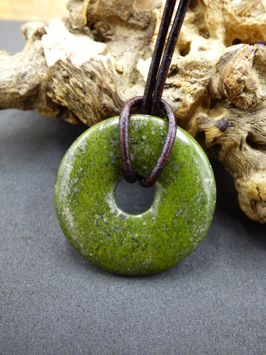 Epidot 30mm Donut ~ Edelstein Kette ~HIPPIE ~GOA ~Boho ~Tibet ~Ethno ~Nature ~Donut ~Schutzsymbol ~Heilstein - Art of Nature Berlin