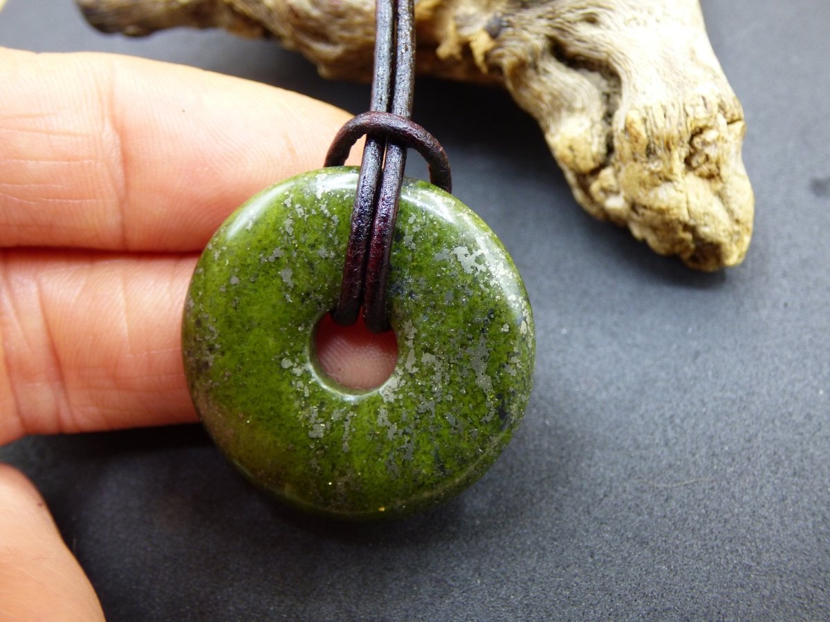 Epidot 30mm Donut ~ Edelstein Kette ~HIPPIE ~GOA ~Boho ~Tibet ~Ethno ~Nature ~Donut ~Schutzsymbol ~Heilstein - Art of Nature Berlin